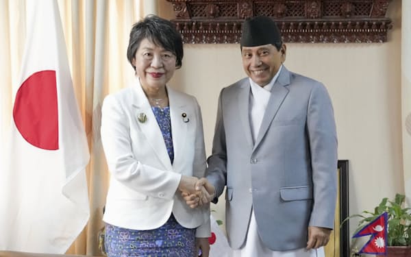 上川外相はネパールのシュレスタ副首相兼外相と会談した（5日、カトマンズ）＝外務省提供・共同