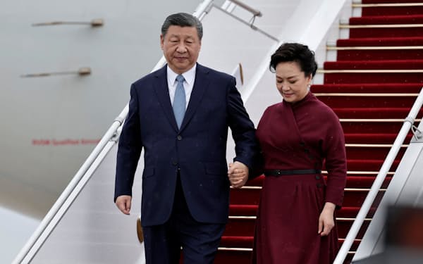 5日、フランス・パリのオルリー空港に到着した中国の習近平国家主席（左）=ロイター