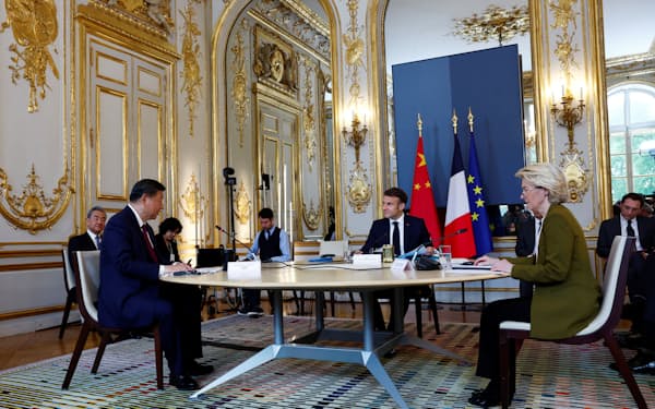 6日、パリの仏大統領府で会談する（左から）習近平氏、マクロン氏、フォンデアライエン氏=ロイター