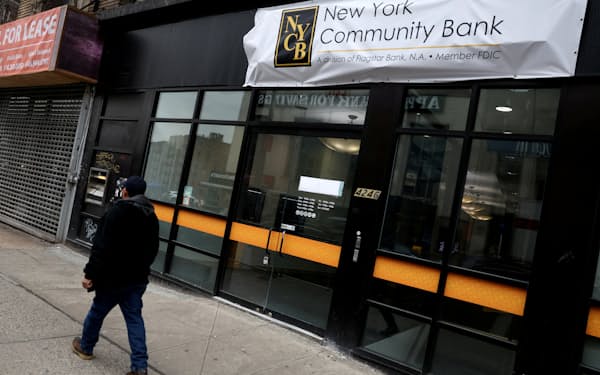 経営不安のニューヨーク・コミュニティ・バンコープ（NYCB）の預金残高は1年で11%減った=ロイター