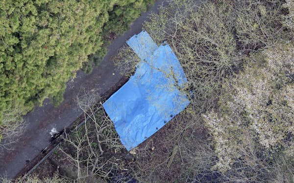 夫婦の遺体が見つかった現場付近に張られたブルーシート=4月16日、栃木県那須町