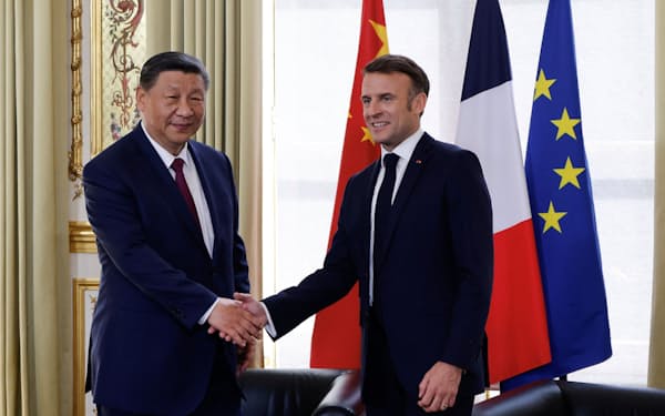中国の習近平国家主席㊧は「フランスとともにパリ五輪期間中の戦闘停止を呼びかける」と表明した（パリ、6日）=ロイター