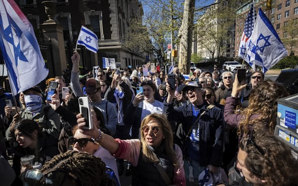 大学などでは親パレスチナ派、親イスラエル派間での対立が深まっている（4月、ニューヨーク市）