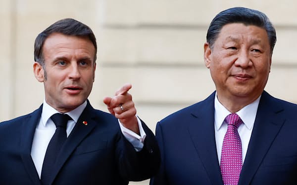 マクロン仏大統領㊧と中国の習近平国家主席（6日、パリ）=ロイター