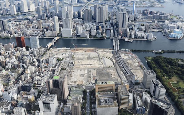 東京都中央区の旧築地市場跡地（中央）=共同