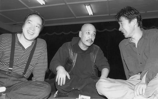 麿赤兒さん（中央）、大久保鷹さん（右）と語らう唐十郎さん（1991年4月、東京・中野のけいこ場）=共同