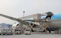 北九州空港で半導体製造装置を積み込む大韓航空の貨物専用便