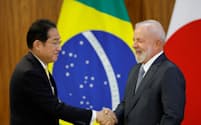 ブラジルのルラ大統領㊨と握手する岸田首相（3日、ブラジリア）＝ロイター