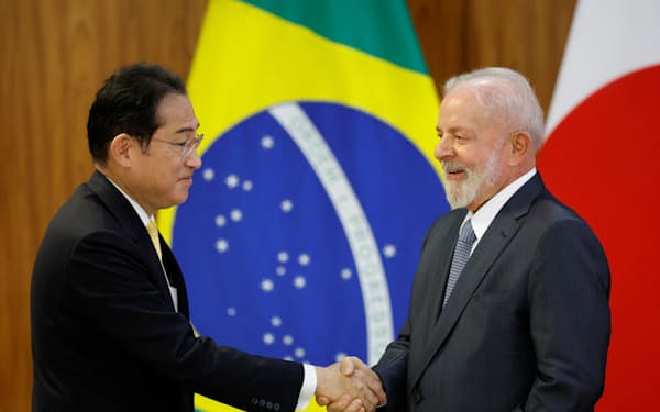 ブラジルのルラ大統領㊨と握手する岸田首相（3日、ブラジリア）=ロイター