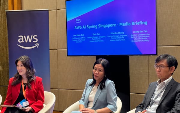 クラウドのインフラへの投資やAI人材育成について記者会見するAWSのプリシラ・チョン・シンガポール責任者（中）