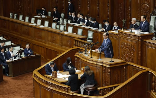 衆院本会議で地方自治法改正案の趣旨説明をする松本総務相（7日）