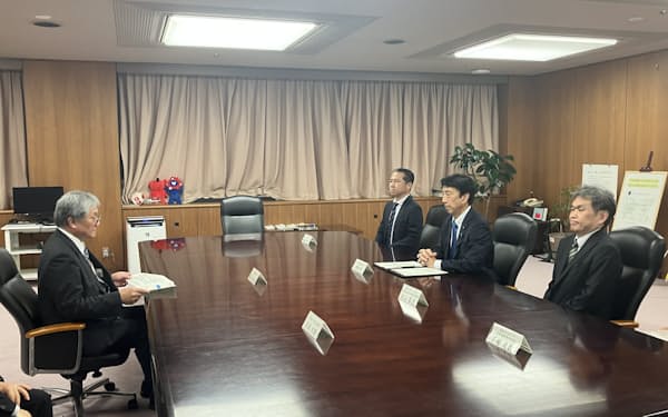 玄海町の脇山伸太郎町長は7日、斎藤健経済産業相と面会した