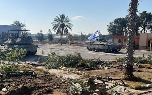 ラファ検問所のガザ側を通行するイスラエル軍の車両（7日）=イスラエル軍提供・ロイター