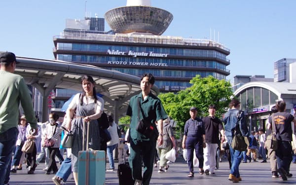 5日、JR京都駅前は多くの観光客でにぎわった