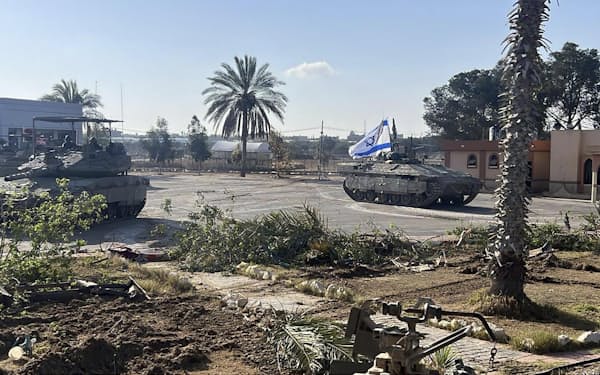 7日、パレスチナ自治区ガザ南部にあるラファ検問所に入るイスラエル軍の戦車（イスラエル軍提供=AP・共同）