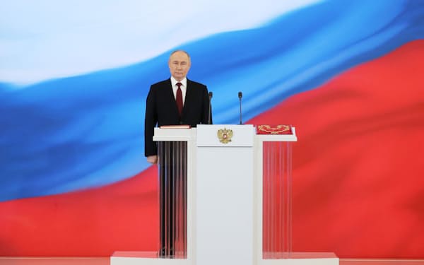 7日、モスクワのクレムリンで通算5期目の就任式に臨んだプーチン大統領=ロイター