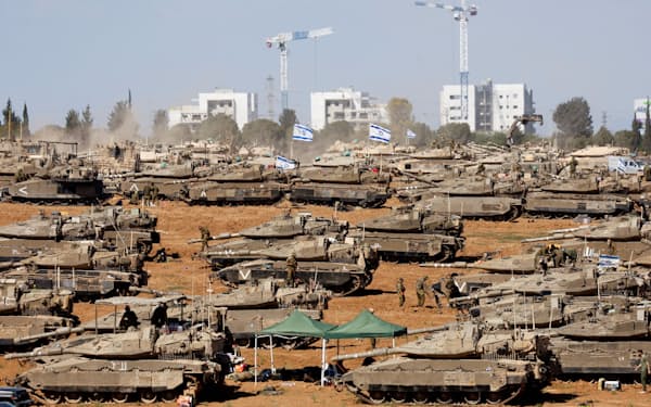 ガザ地区との境界近くに展開するイスラエル軍の軍用車両=7日、イスラエル南部（ロイター=共同）