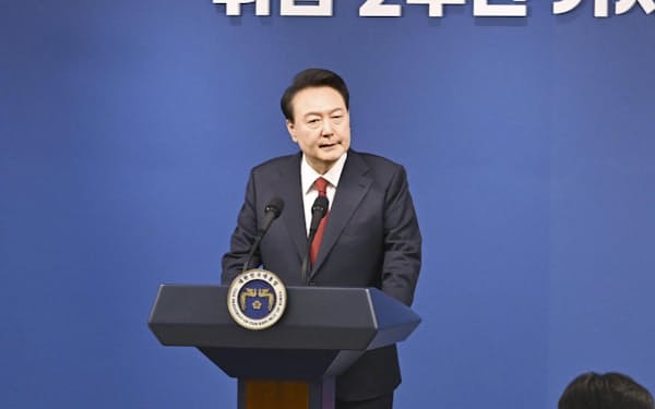 9日、ソウルの韓国大統領府で記者会見する尹錫悦大統領=共同