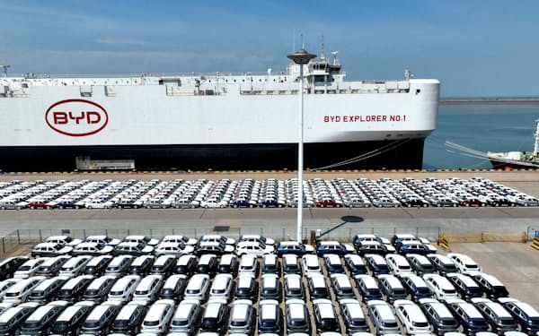 ブラジル向けの輸出船に積み込まれるBYDのEV（4月、中国江蘇省連雲市）=ロイター