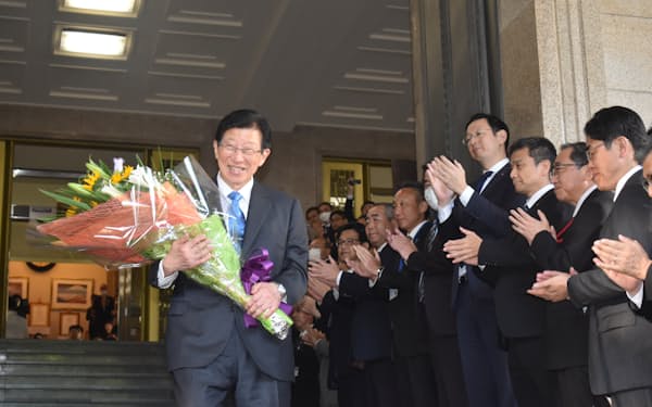 職員に見送られながら花束を手に静岡県庁を去る川勝平太知事（9日、静岡市）