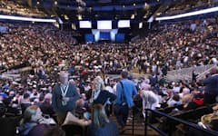 5月4日に開催されたバークシャー・ハザウェイの年次株主総会には4万人が集まった=AP