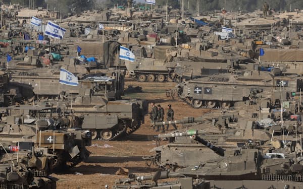 パレスチナ自治区ガザとの境界近くのイスラエル軍用車両と兵士（9日、イスラエル南部）=ロイター