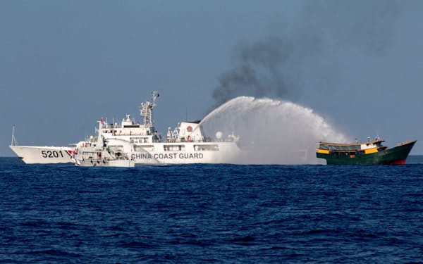 南シナ海では中国公船がフィリピンの船舶に放水する事案が相次ぐ（3月）=ロイター