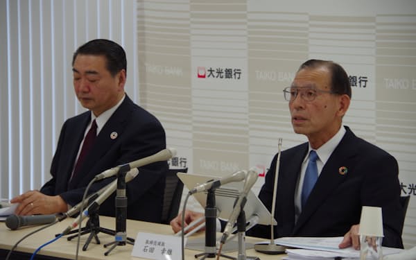 大光銀行の24年3月期決算を発表する、石田幸雄頭取㊨（10日、新潟市）
