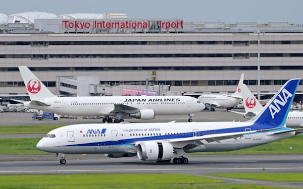 JALとANAの機体が発着する羽田空港