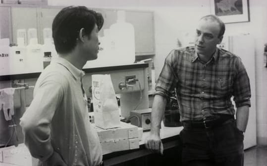 カーネギー研究所でブラウン博士(右)と