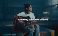 サムスン電子が公開した動画には「創造性は壊せない」との文字メッセージが入った