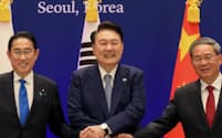日中韓首脳の会談は4年半ぶり(左から、岸田文雄首相、韓国の尹錫悦大統領、中国の李強首相)=内閣広報室提供