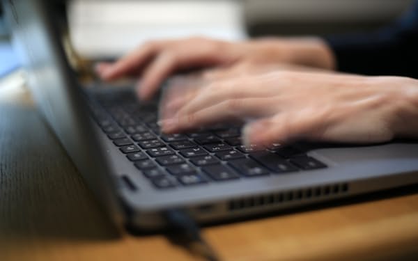 ディープフェイク技術を使って役員になりすましたクローンが、資金移動を命じるという手口だった