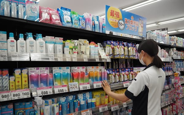 夏を目前に控え、ドラッグストアには日焼け止め製品が多く並ぶ(東京都品川区のクリエイトエス・ディー品川大井町店)