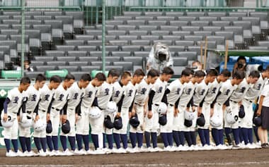 2021年夏の甲子園で整列する弘前学院聖愛ナイン。ノーサイン野球によってお互いを理解しようとする意識が高まるという=共同