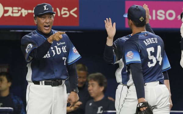 中日に勝利し、セーブのアブレイユ(右)を迎える西武の渡辺監督代行=バンテリンドーム