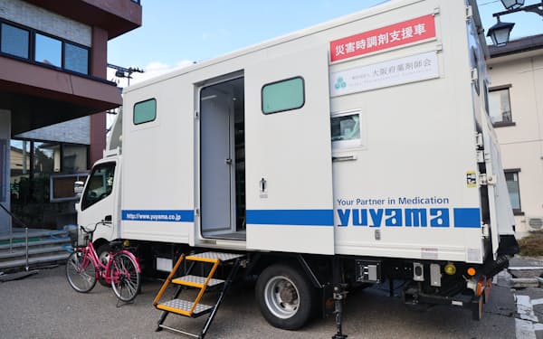 薬剤師が自動車で医療用医薬品を販売する移動式薬局(1月31日、石川県輪島市)