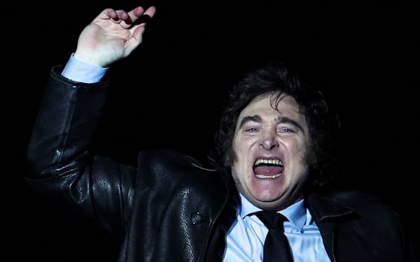 アルゼンチンのミレイ大統領の就任から半年が経過した(5月22日、ブエノスアイレス)=ロイター