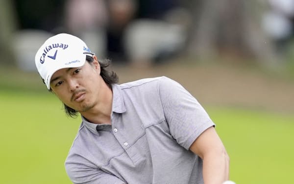 BMW日本ツアー選手権の最終日、岩田寛とのプレーオフでショットを放つ石川遼=共同