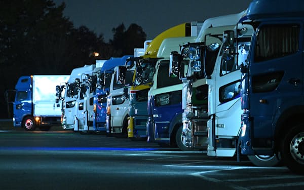 高速道路のパーキングエリアに停車するトラック