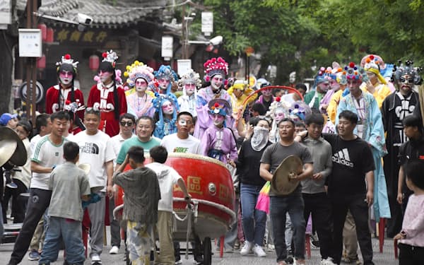 労働節に伴う大型連休中、大勢の人でにぎわう中国河南省鶴壁市の観光地(5月3日)=共同