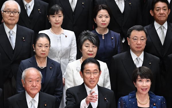 女性閣僚の増加が日本の男女平等指数を押し上げた(写真は初閣議を終えて記念撮影に臨む岸田首相と新閣僚ら、2023年9月)
