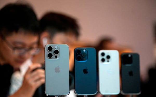 中国販売の回復期待も支え(上海市のアップルストア)=ロイター