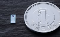においを測定する感応膜センサーを内蔵したチップは超小型だ(つくば市の物材機構)