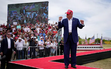 米国ではトランプ氏を米国版独裁者シーザーにしようという動きが一部の右派の間で進んでいるという=AP