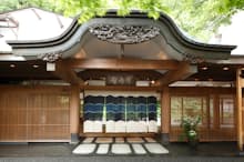 静岡県伊豆修善寺の温泉宿「あさば」。美しい玄関のたたずまいに見ほれる