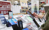 家電量販店の売り場に並ぶスマートフォン(都内)