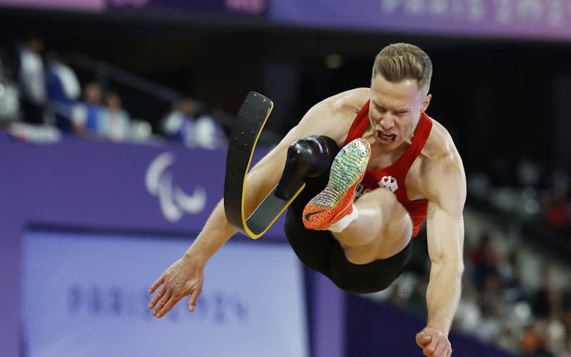 男子走り幅跳びで4連覇を果たしたマルクス・レーム選手(パリ郊外)=共同