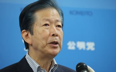 記者会見する公明党の山口代表(3日、国会内)
