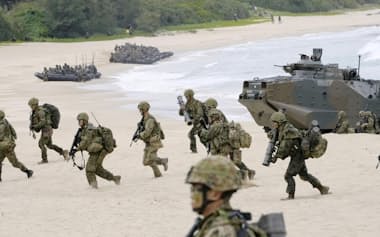 2023年3月の日米合同の大規模離島奪還訓練で、水陸両用車により上陸した陸上自衛隊「水陸機動団」の隊員(鹿児島県徳之島町)